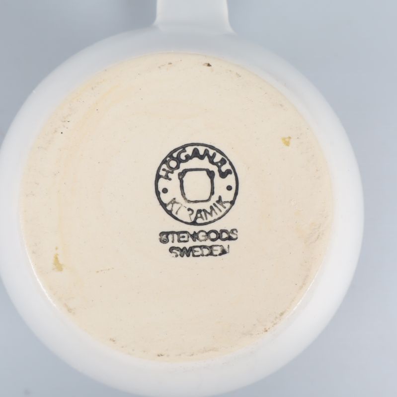 Stämpel under mugg med text Höganäs Keramik Stengods Sweden