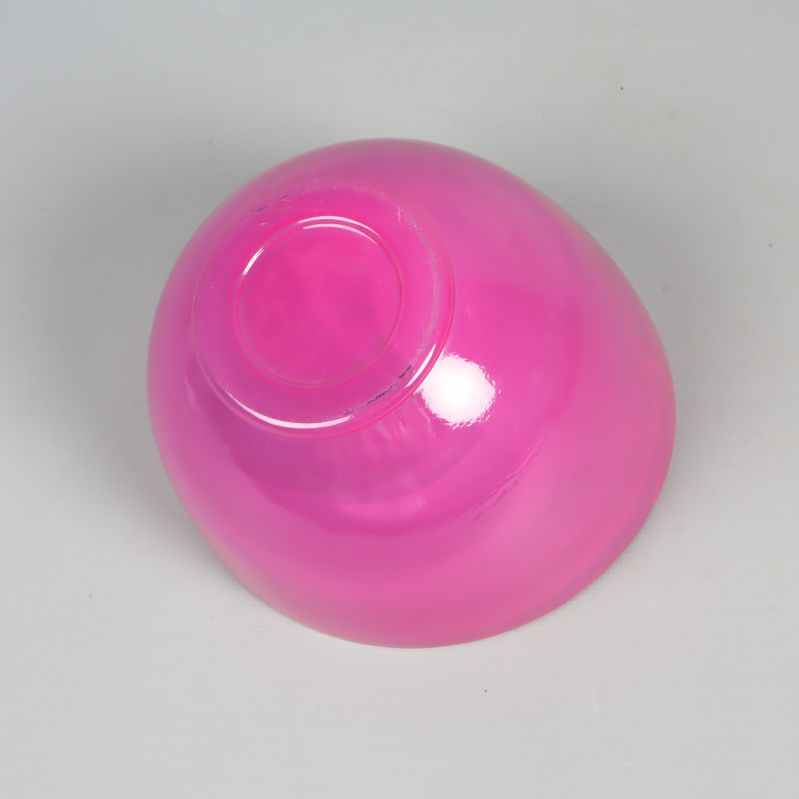Skålens undersida i blank rosa glas
