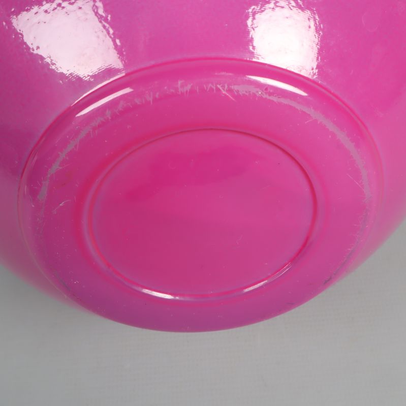Närbild av undersidan på rosa glasskål