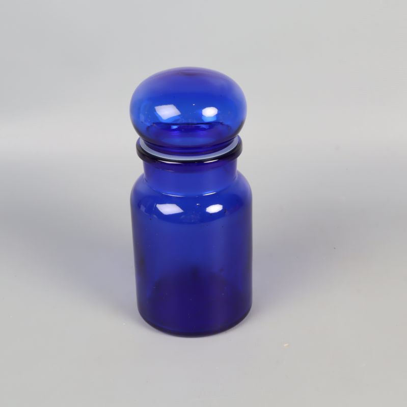 Apoteksburk i blått glas med lock på