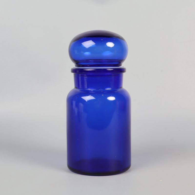 Framifrån vy av blå apoteksburk i glas