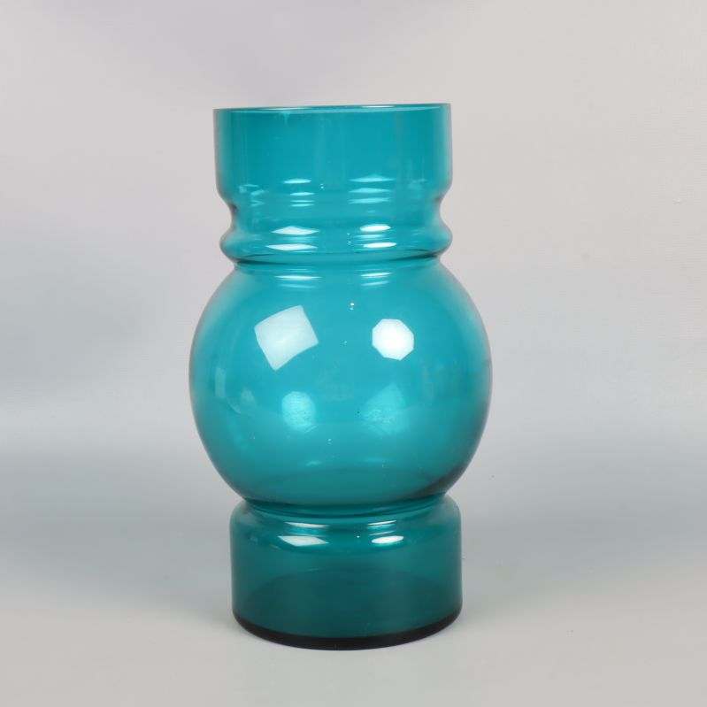 Framifrån vy av blå rund vas i glas