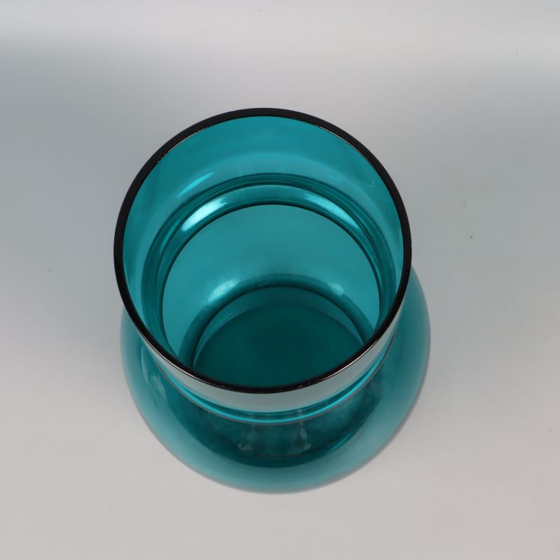 Öppen topp på blå glasvas sedd ovanifrån