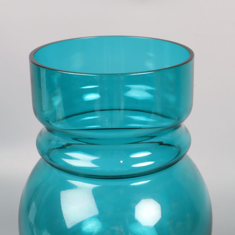 Närbild på övre delen av blå glasvas