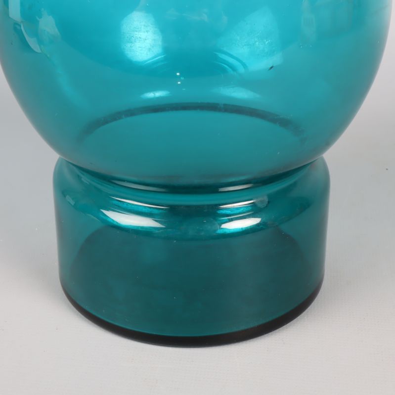 Närbild på botten av blå glasvas