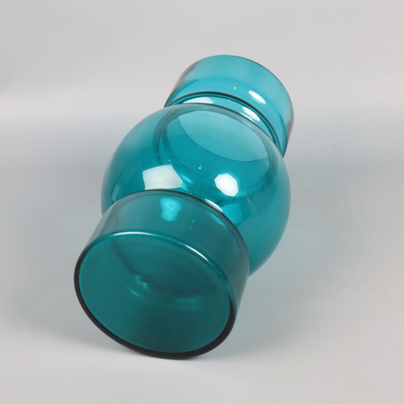 Blå glasvas liggande med helrundad kropp