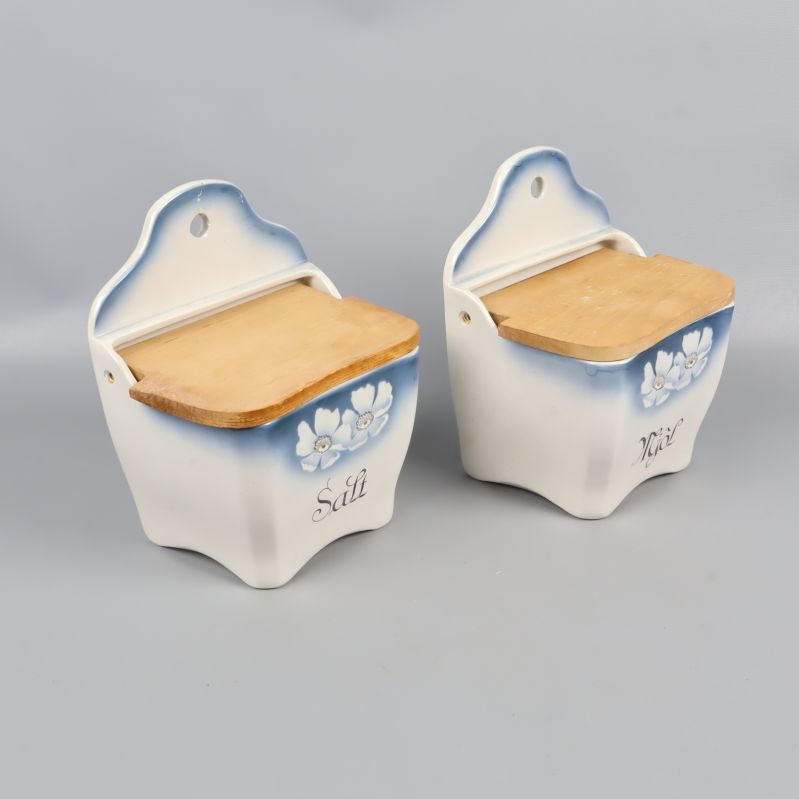 Väggburkar i vinkel visar trälock och dekor