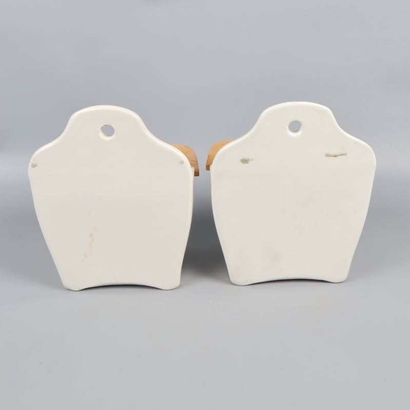 Väggburkarnas baksida i vitt porslin