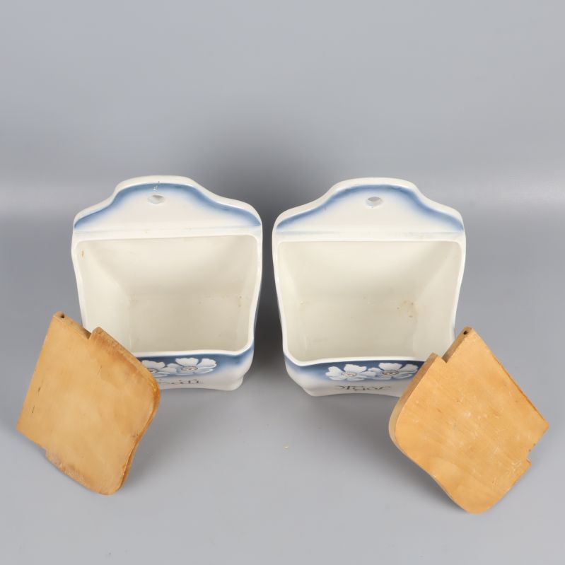 Öppna väggburkar med trälock bredvid