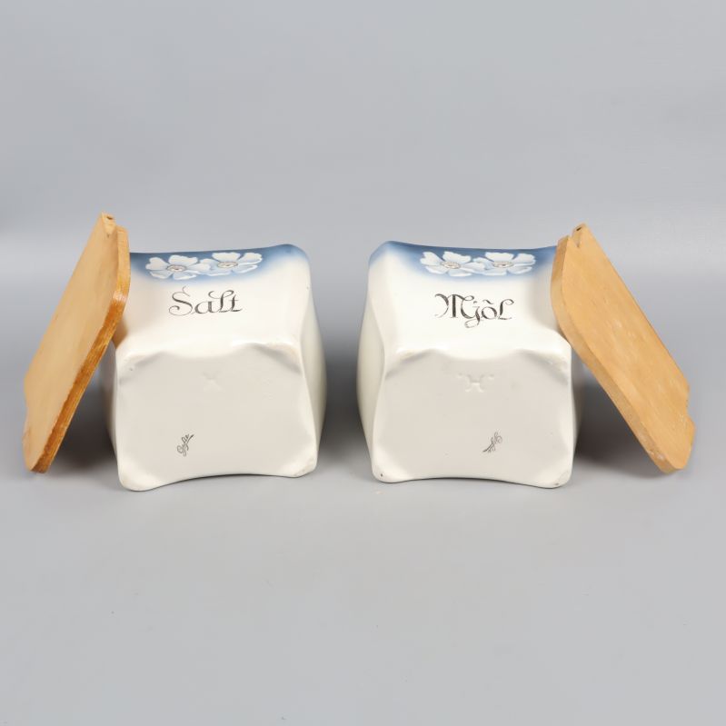 Väggburkar undersida med öppna lock och märkning