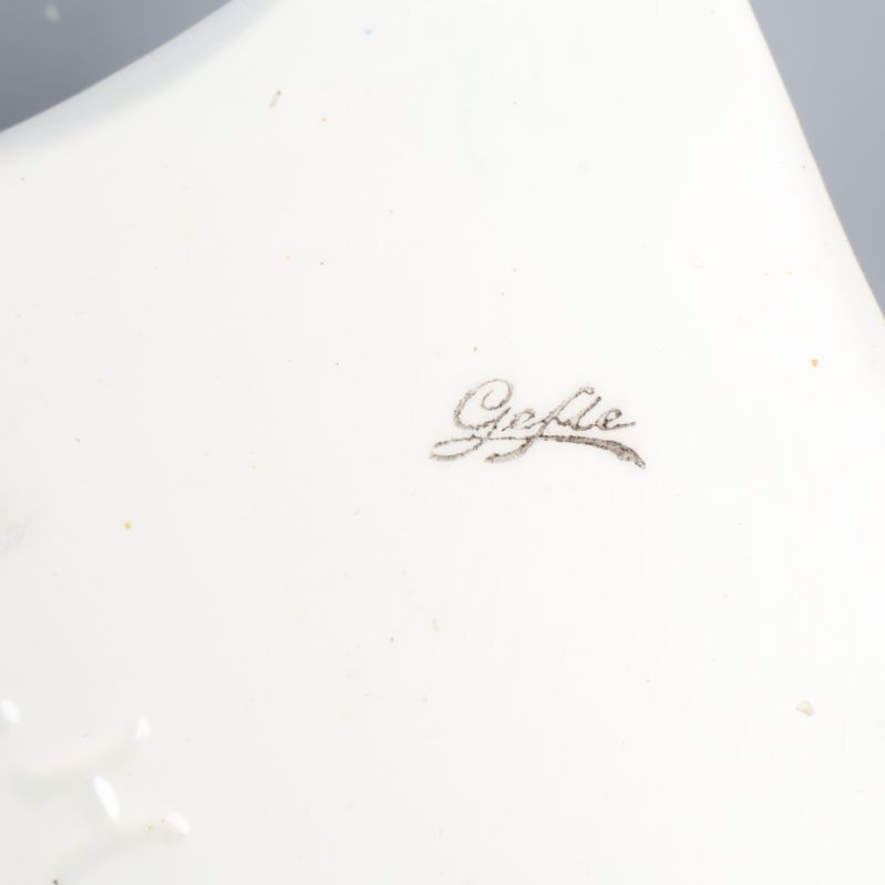 Närbild på Gefle-stämpel under burk