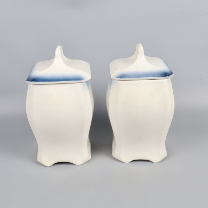 Baksidan av burkarna i vitt med blått lock