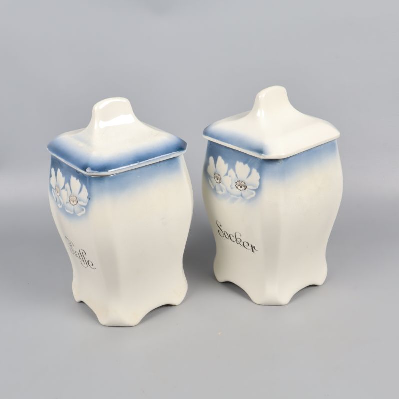 Burkarna i sned vinkel för tydlig text och blommor