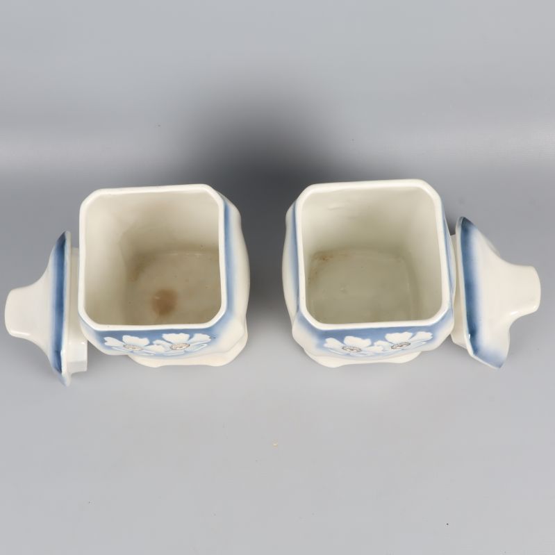 Burkar öppnade med lock bredvid och insidan visad