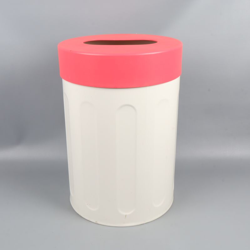 Vit papperskorg med rosa lock och oval öppning