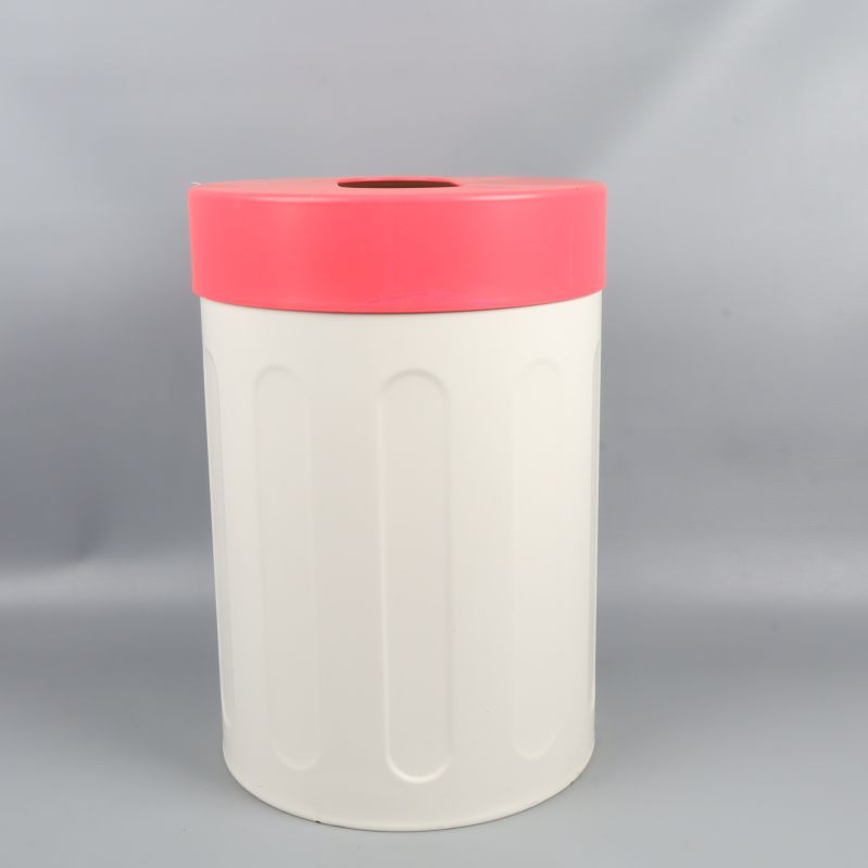 Papperskorg sedd från sidan med rosa lock