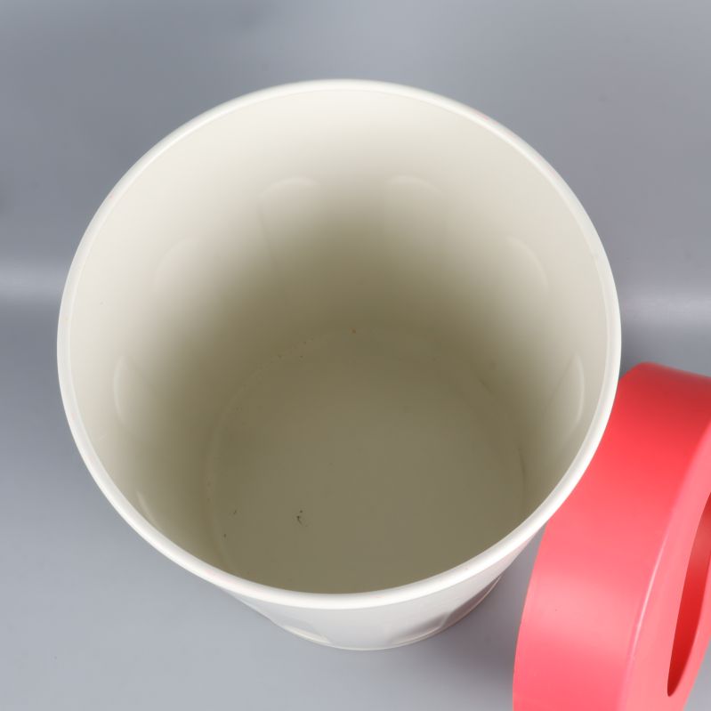 Papperskorg inifrån, visar rymligt vitt insida och avtaget lock