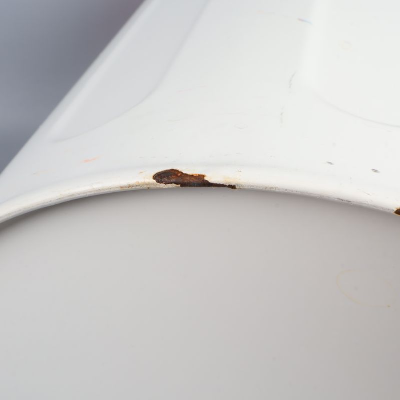 Närbild på rostskada vid papperskorgens kant