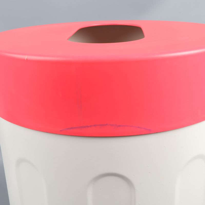 Närbild på rosa lock med bläckmärke