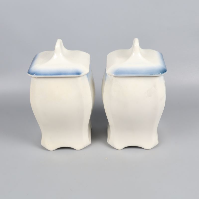 Baksidan på de två burkarna med blåa lock