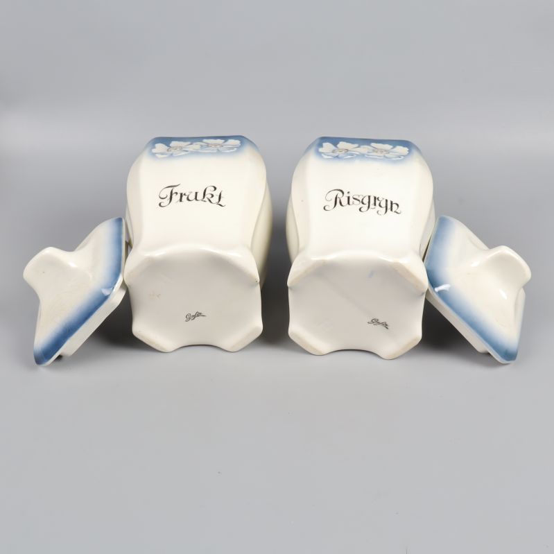 Burkar och lock vända upp och ner mot underlaget