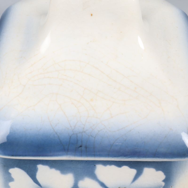 Närbild på krackelerad glasyr på lock