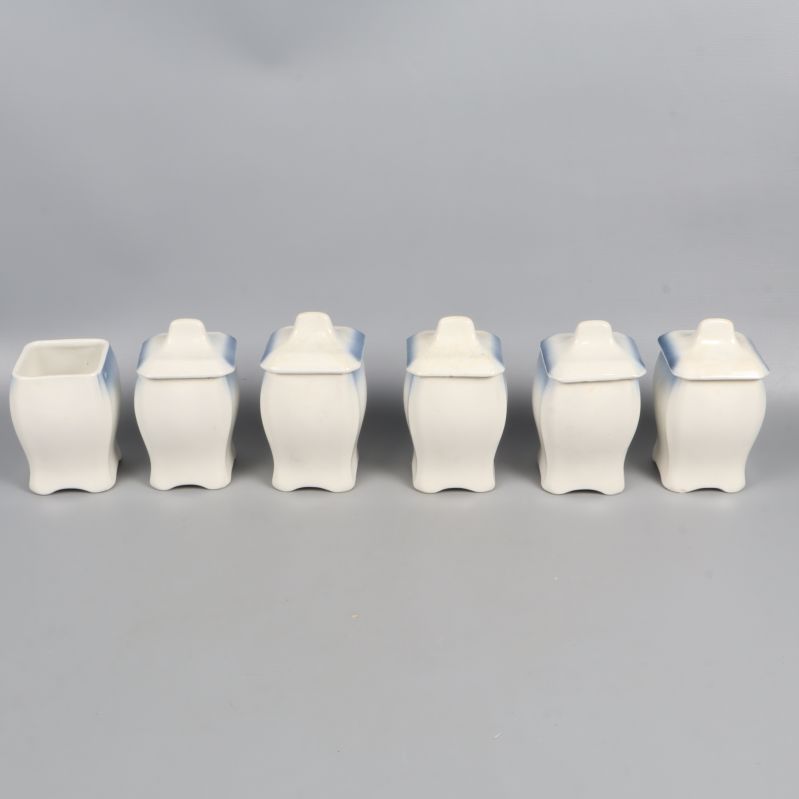 Baksidan av sex kryddburkar i blåvitt porslin