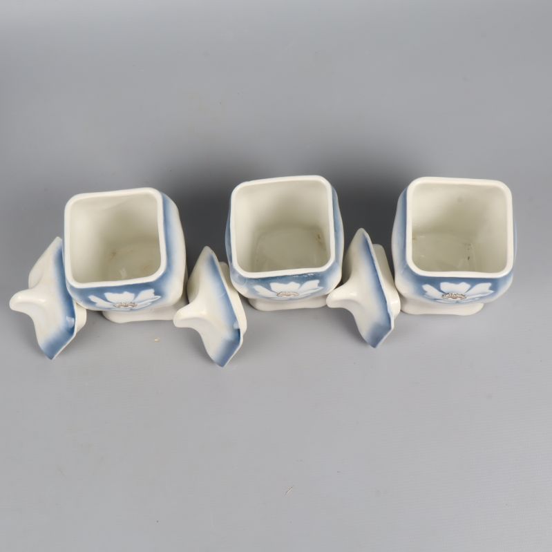 Tre blåvita kryddburkar fotograferade uppifrån