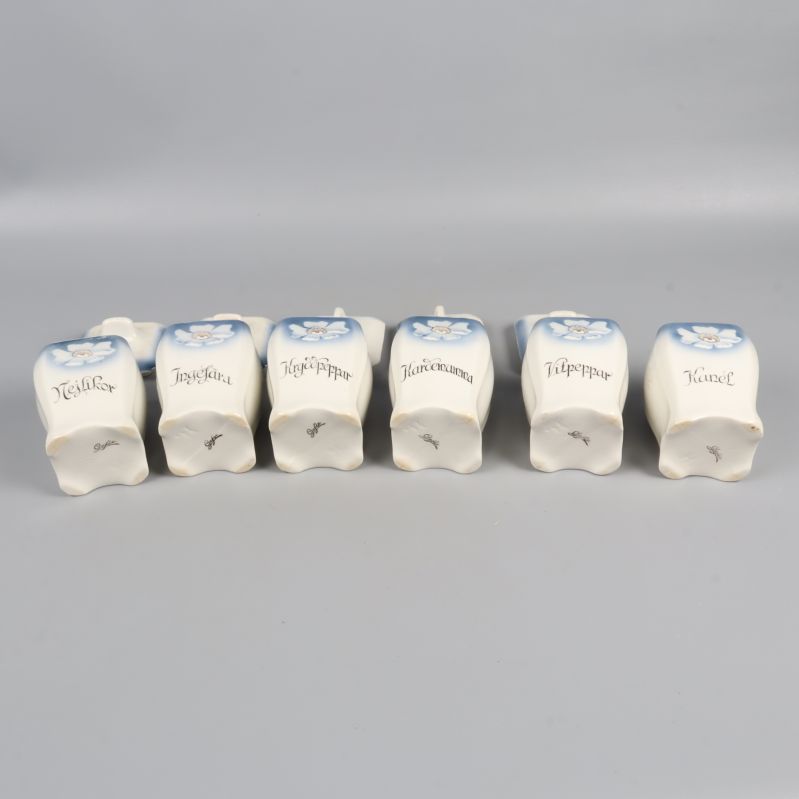 Sex kryddburkar i rad med namn på undersidan