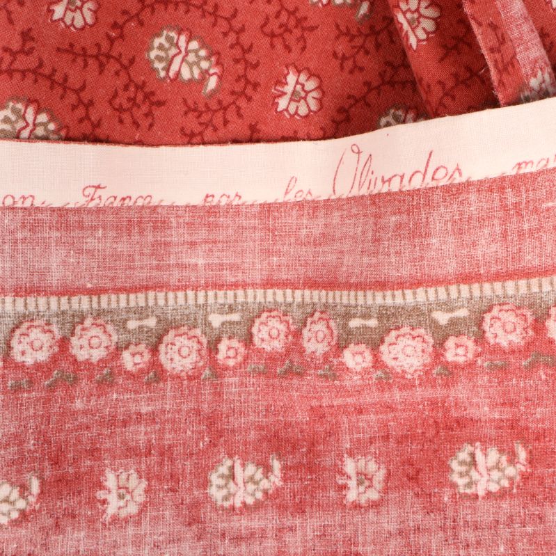 Närbild på kant med text och tryckt bård