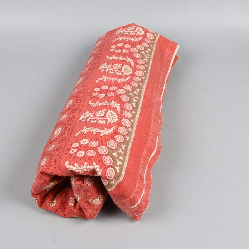 Hoprullad röd mönstrad duk från sidan