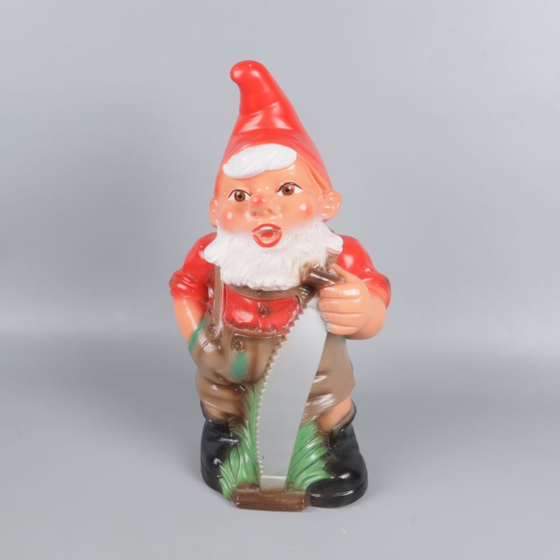 Trädgårdstomte i plast med såg sedd framifrån