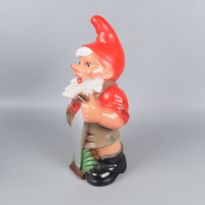 Trädgårdstomte sedd från andra sidan med såg