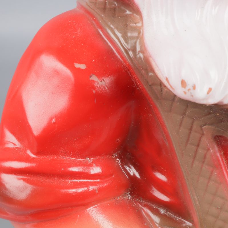 Närbild på trädgårdstomtens röda ärm och vita skägg