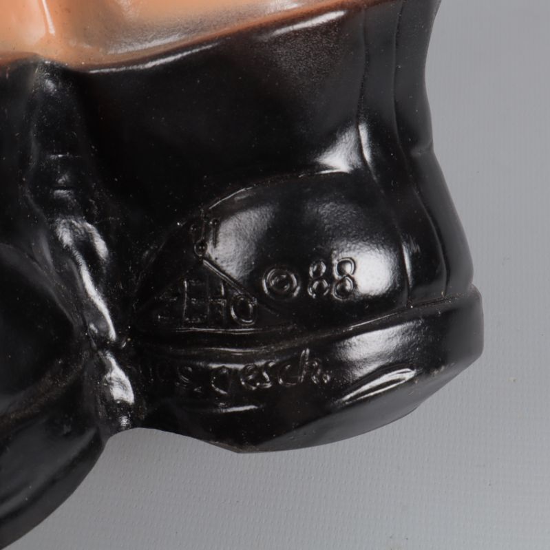 Närbild på svarta plaststövlar