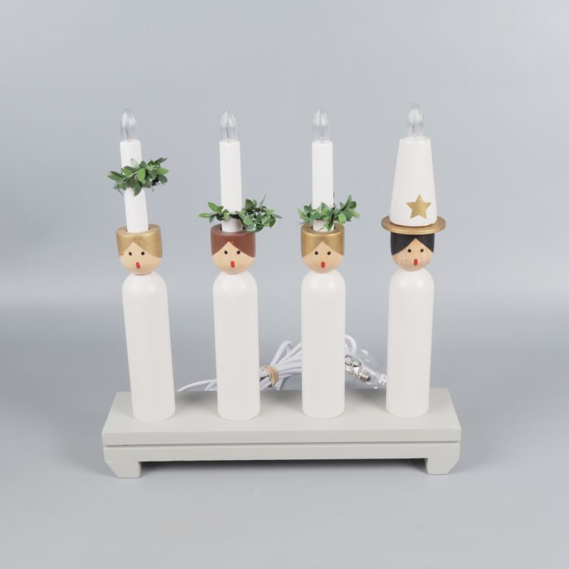 Ljusstake med fyra figurer på rad