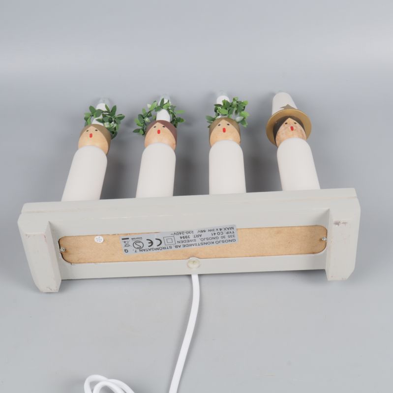 Undersidan av ljusstaken med etikett och sladd