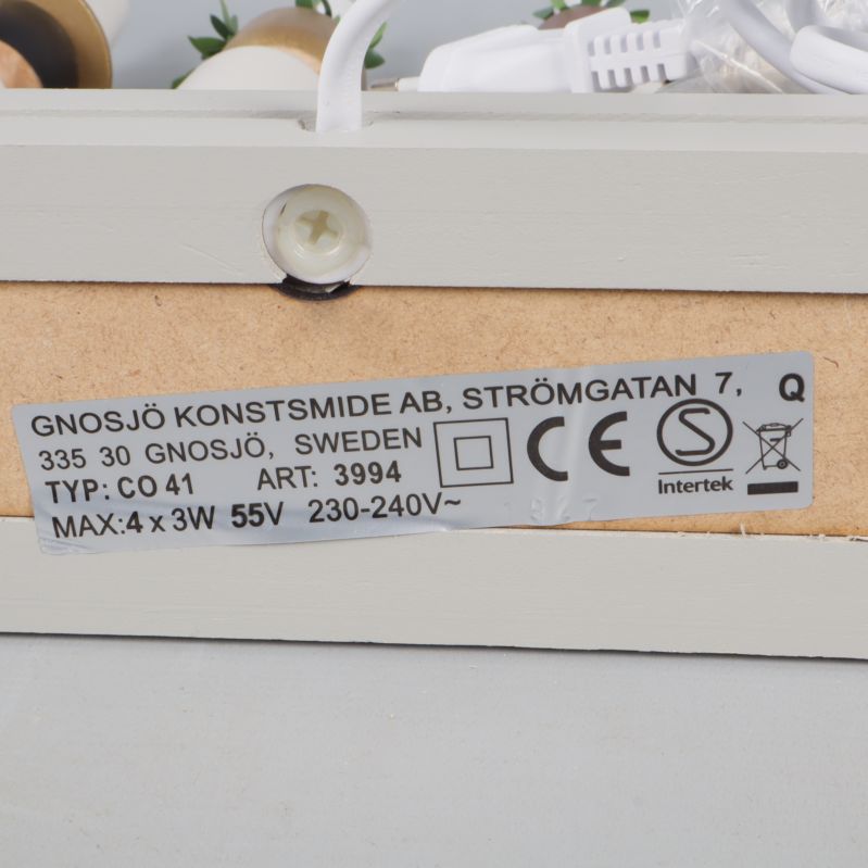 Närbild på produktetikett med tillverkarinfo och artikelnummer