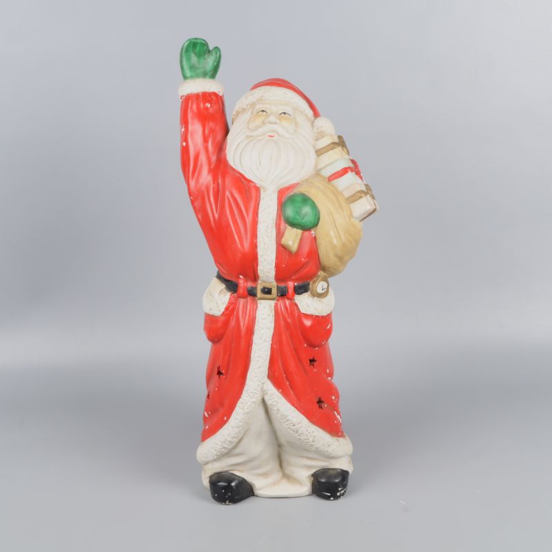 Tomtelykta i helfigur med röd och vit dräkt
