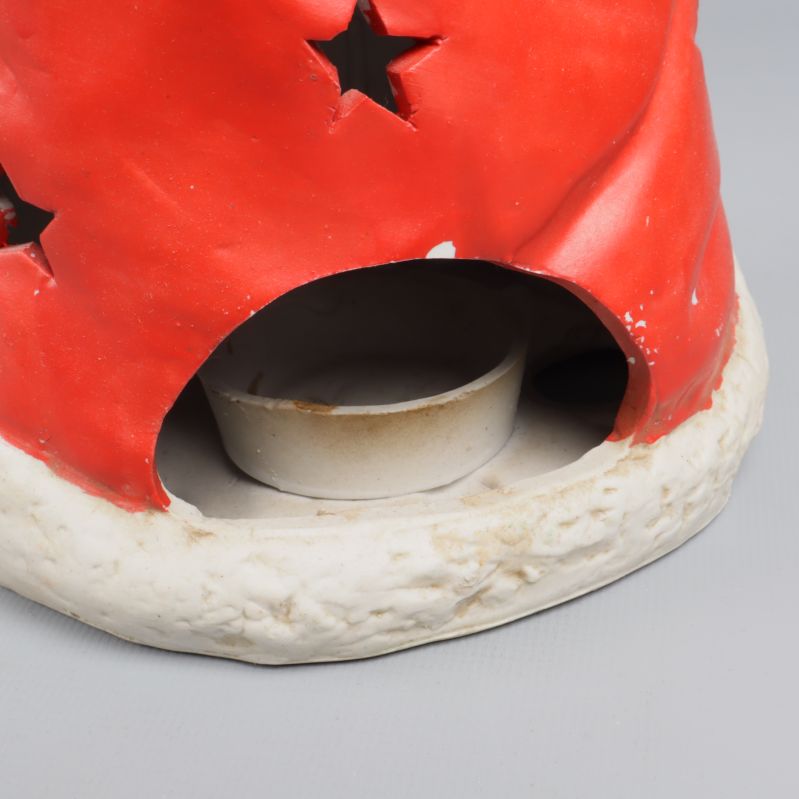 Närbild på tomtelyktans nederdel med plats för värmeljus