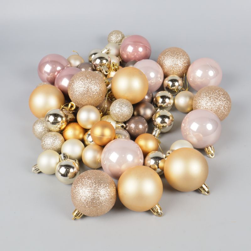 Samling julgranskulor i guld, rosa och champagne