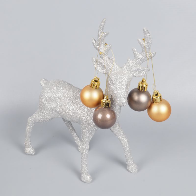 Silverren med fyra julkulor hängande i hornen