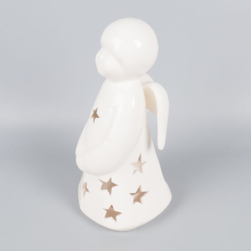 Närbild på ängellykta från sidan, visar vinge och stjärnor