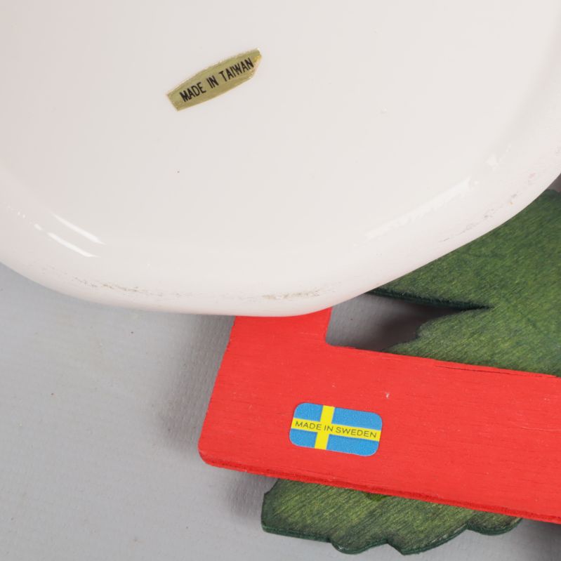 Etiketter på undersidan, visar Made in Taiwan och Made in Sweden