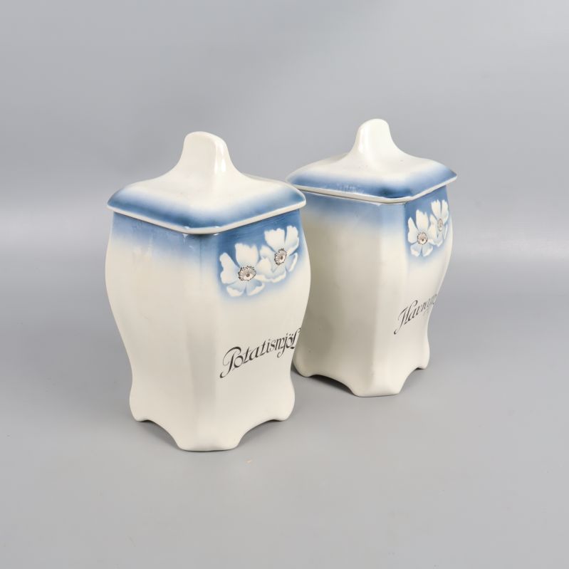 Burkar med blommotiv sedda snett framifrån