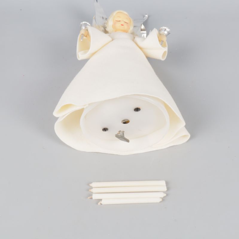 Ängelspeldosa liggande med fem vita ljus