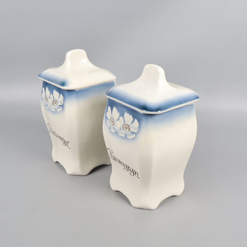 Burkar med blåkantat lock sedda från sidan