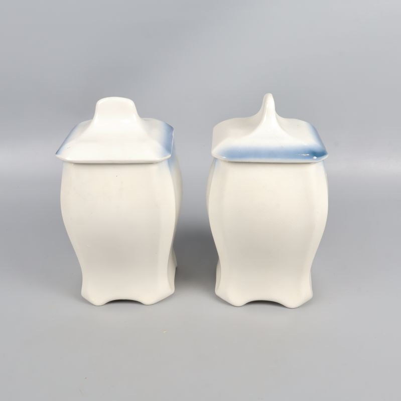 Burkar sedda bakifrån med blåvita lock