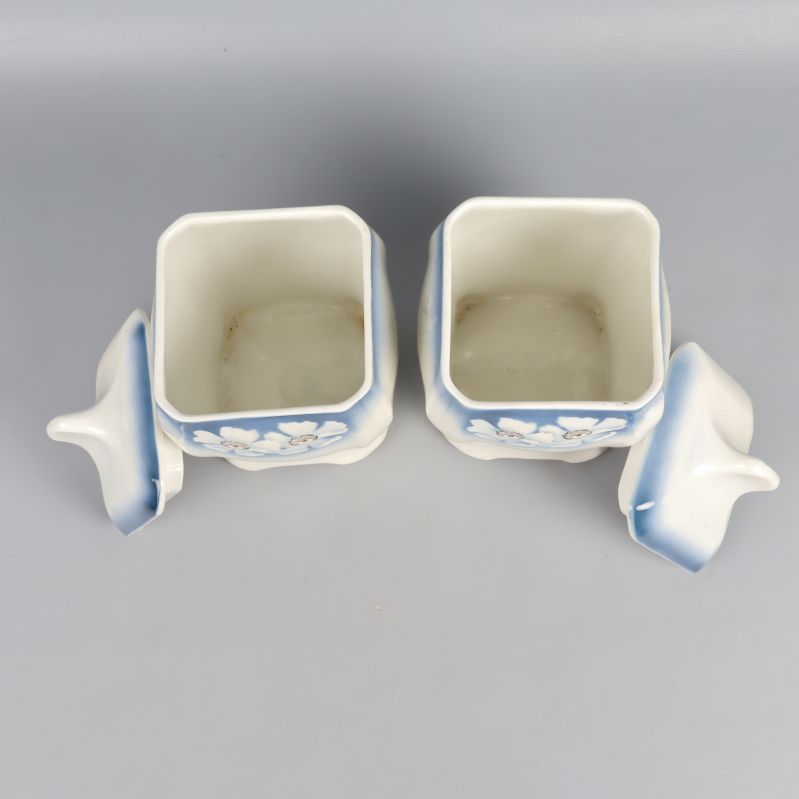 Burkar uppifrån med avtagna lock, visar invändigt utrymme