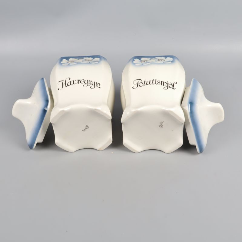 Burkar liggande med texten Plåttersylt och Hjortronsylt synlig